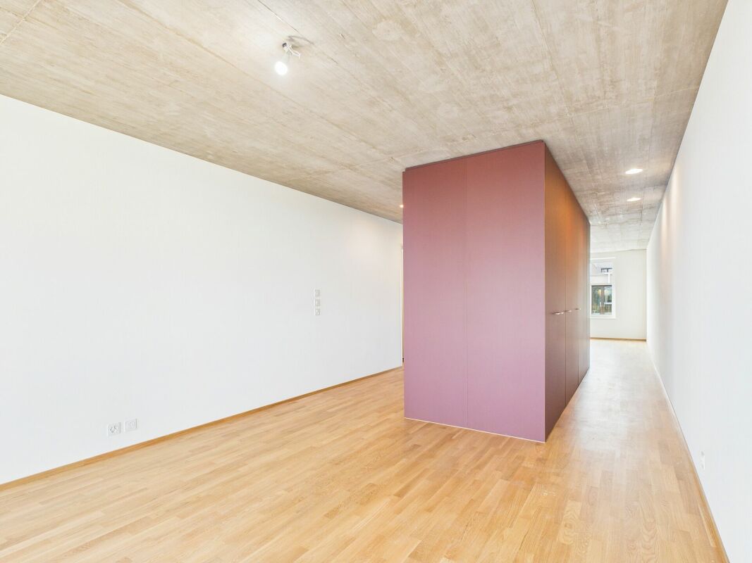 Moderner, minimalistischer Innenraum mit Einbauschrank