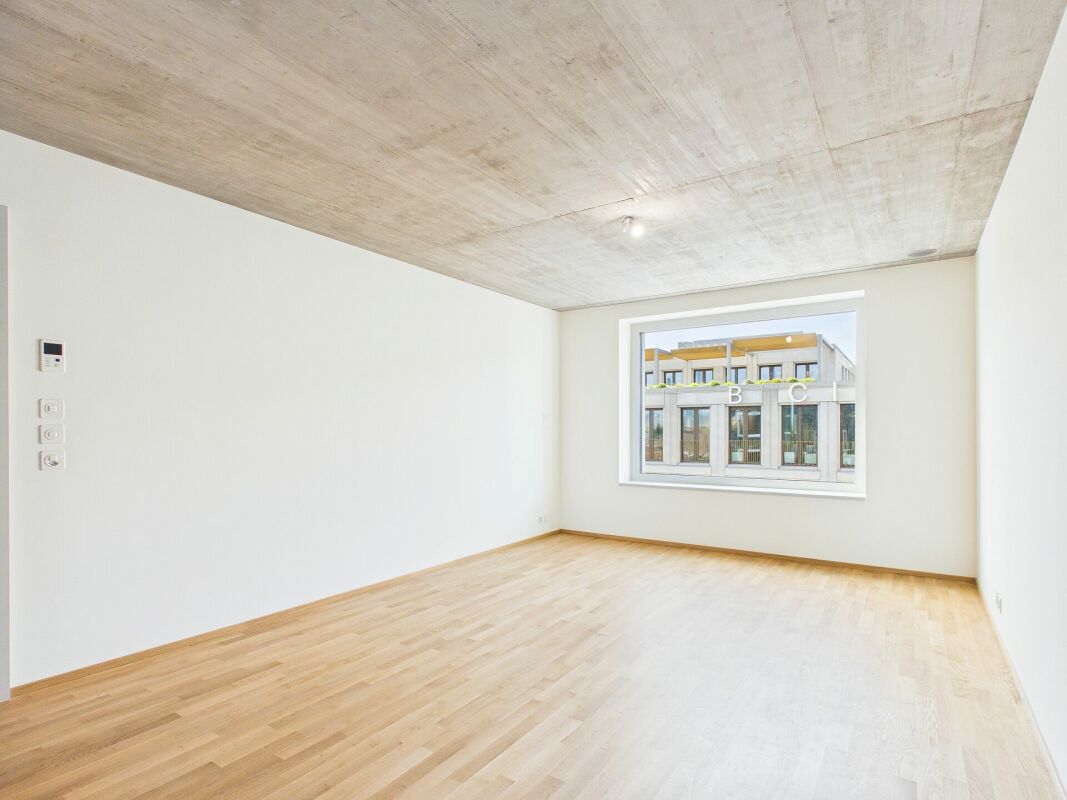 Leerer, moderner Wohnraum mit großem Fenster