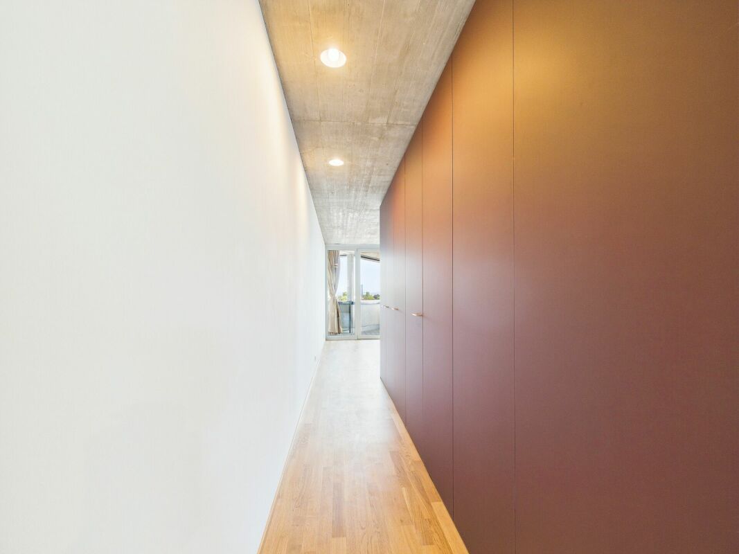 Moderner Flur mit Einbauschrank