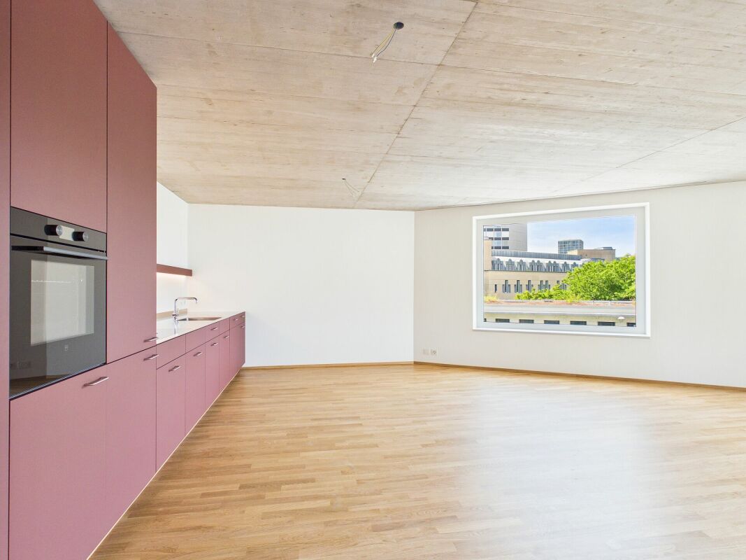 Offene Wohnküche mit großem Fenster