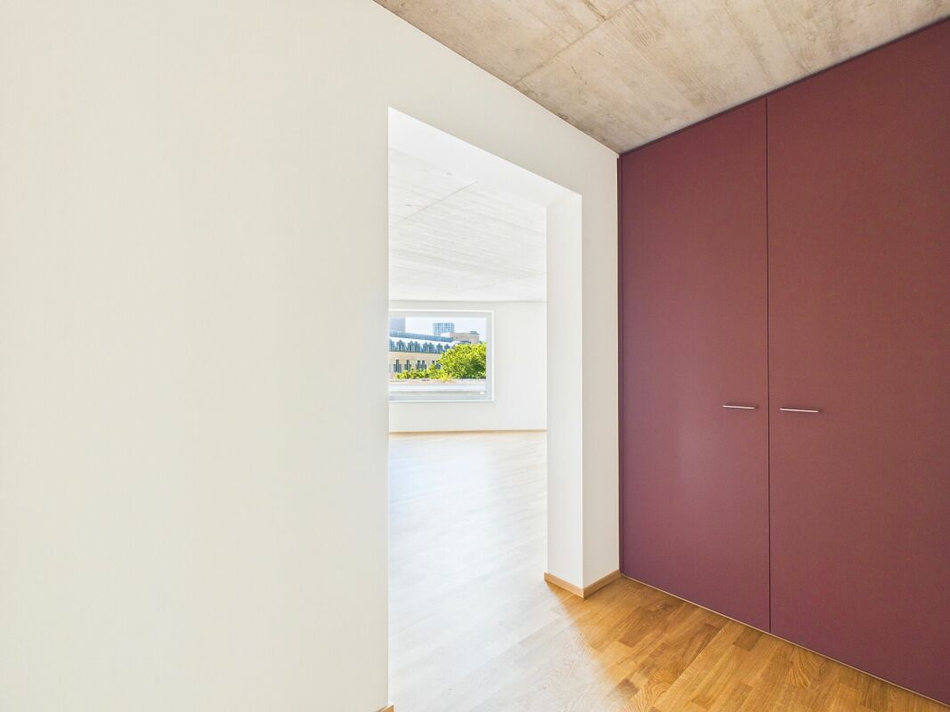 Flur mit Einbauschrank und Durchgang zum Wohnraum