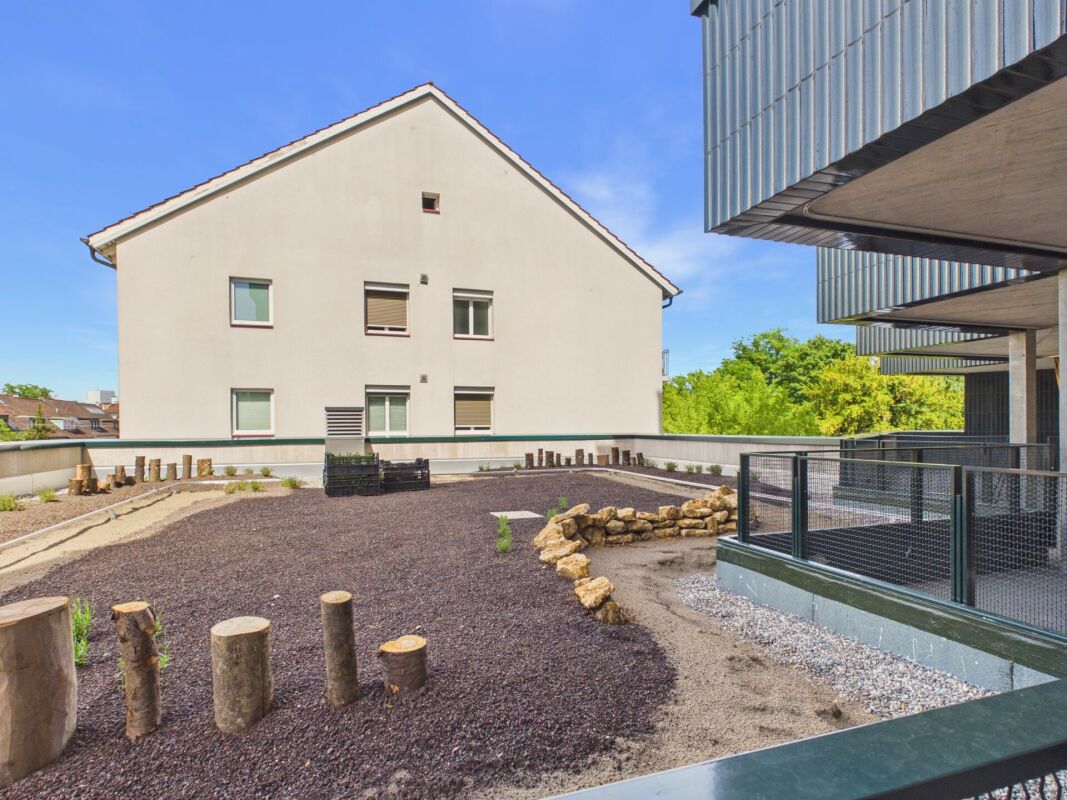 Außenansicht eines Wohngebäudes mit Dachterrasse