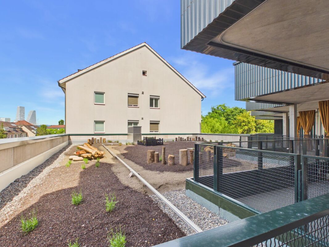 Dachterrasse mit Blick auf ein Innenhofgebäude