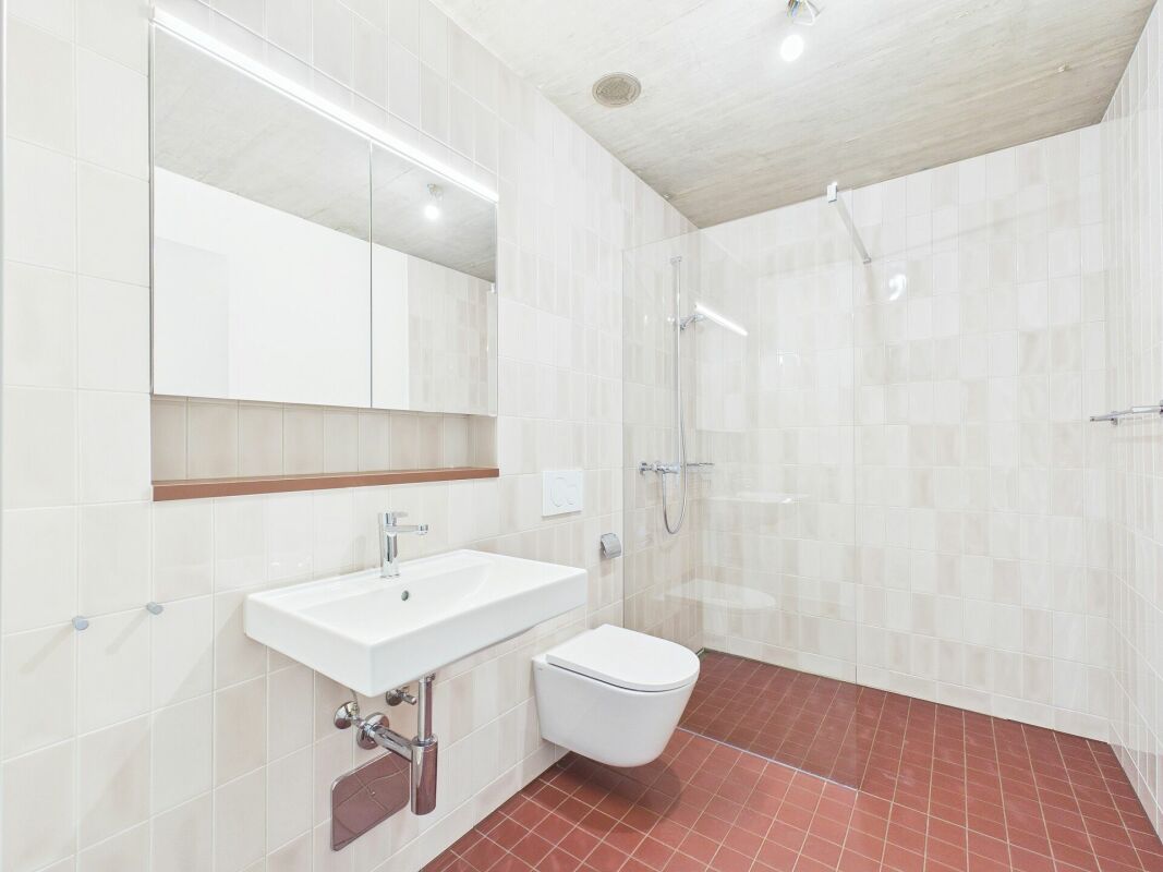 Modernes Bad mit bodengleicher Dusche und wandhängendem WC