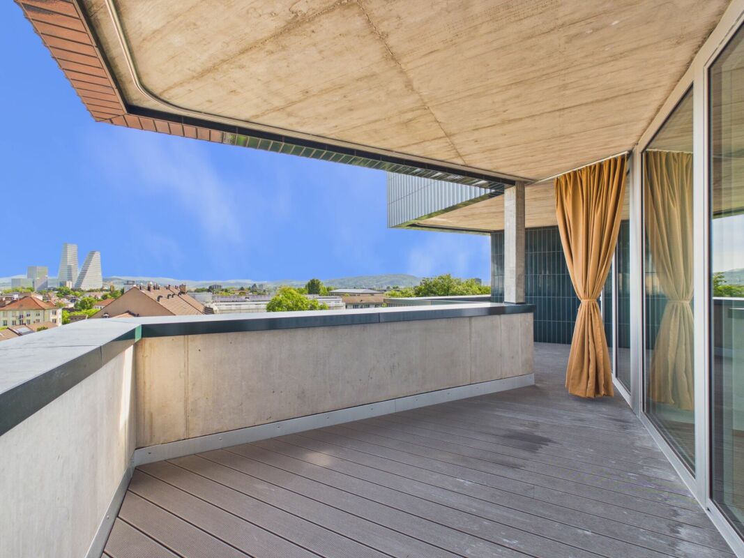 Großzügiger Balkon mit Stadtblick