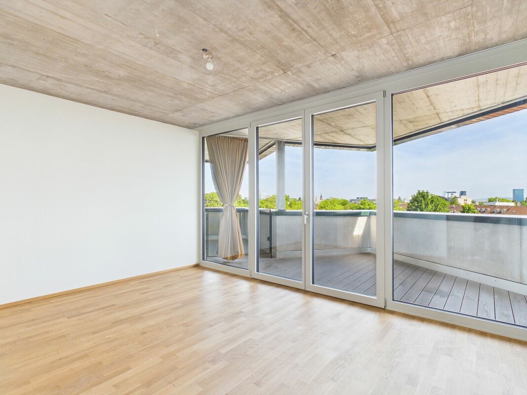 Lichtes Wohnzimmer mit Balkonzugang
