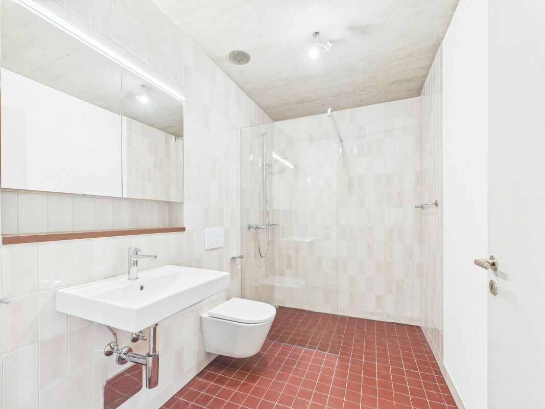 Badezimmer mit Dusche und Wand-WC