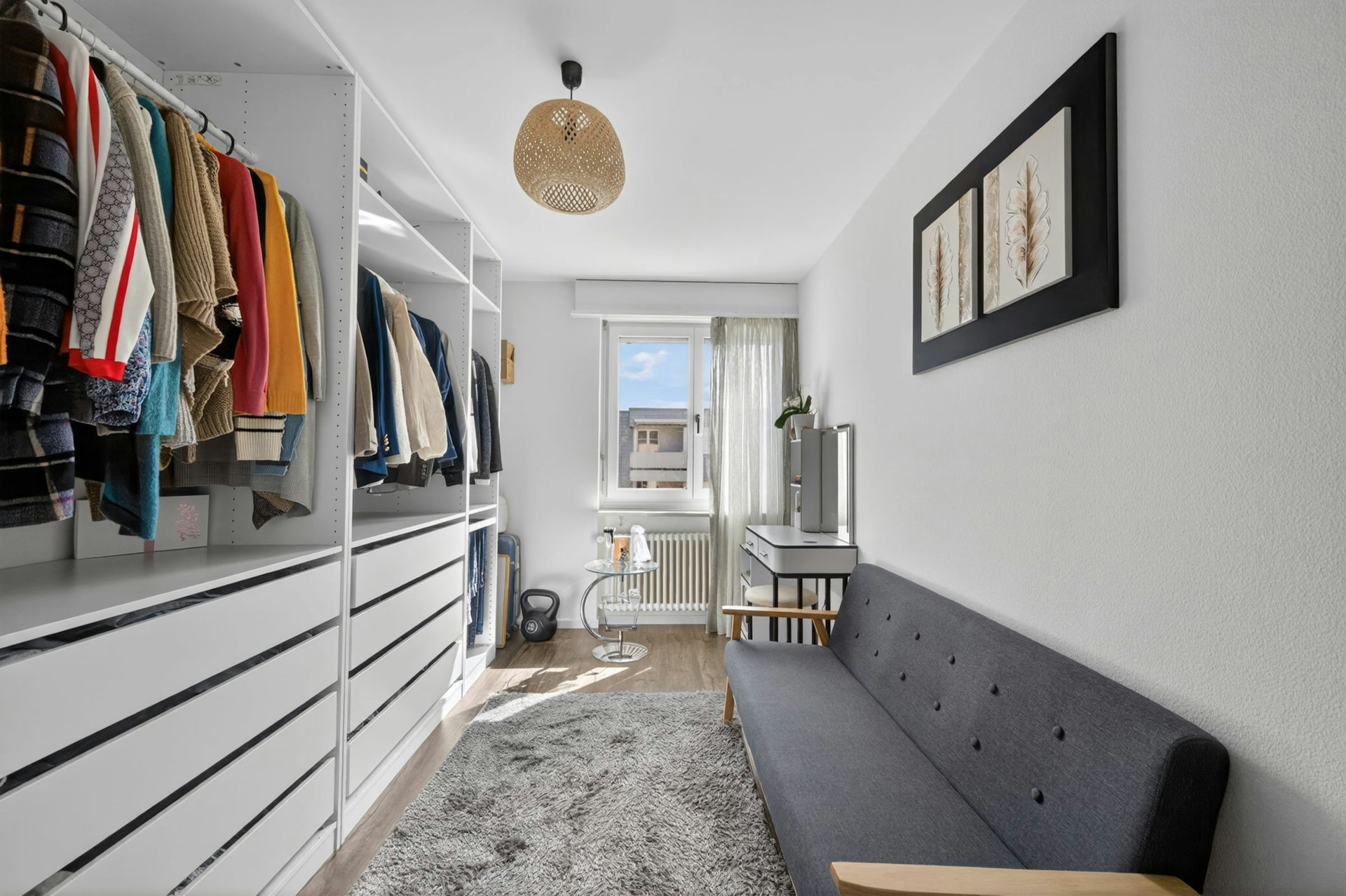 Ankleidezimmer mit Sitzbereich