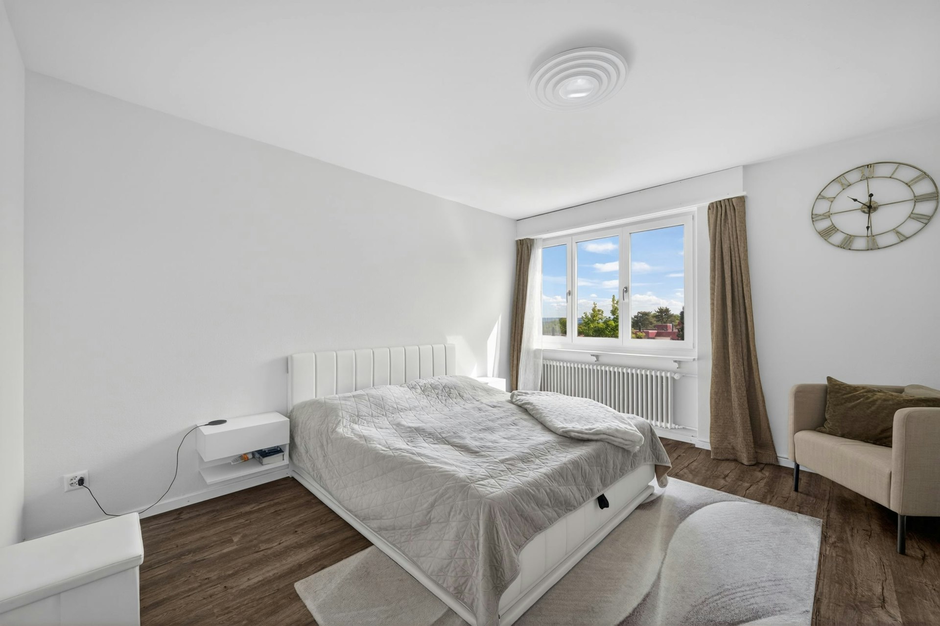 Helles Schlafzimmer mit großem Fenster