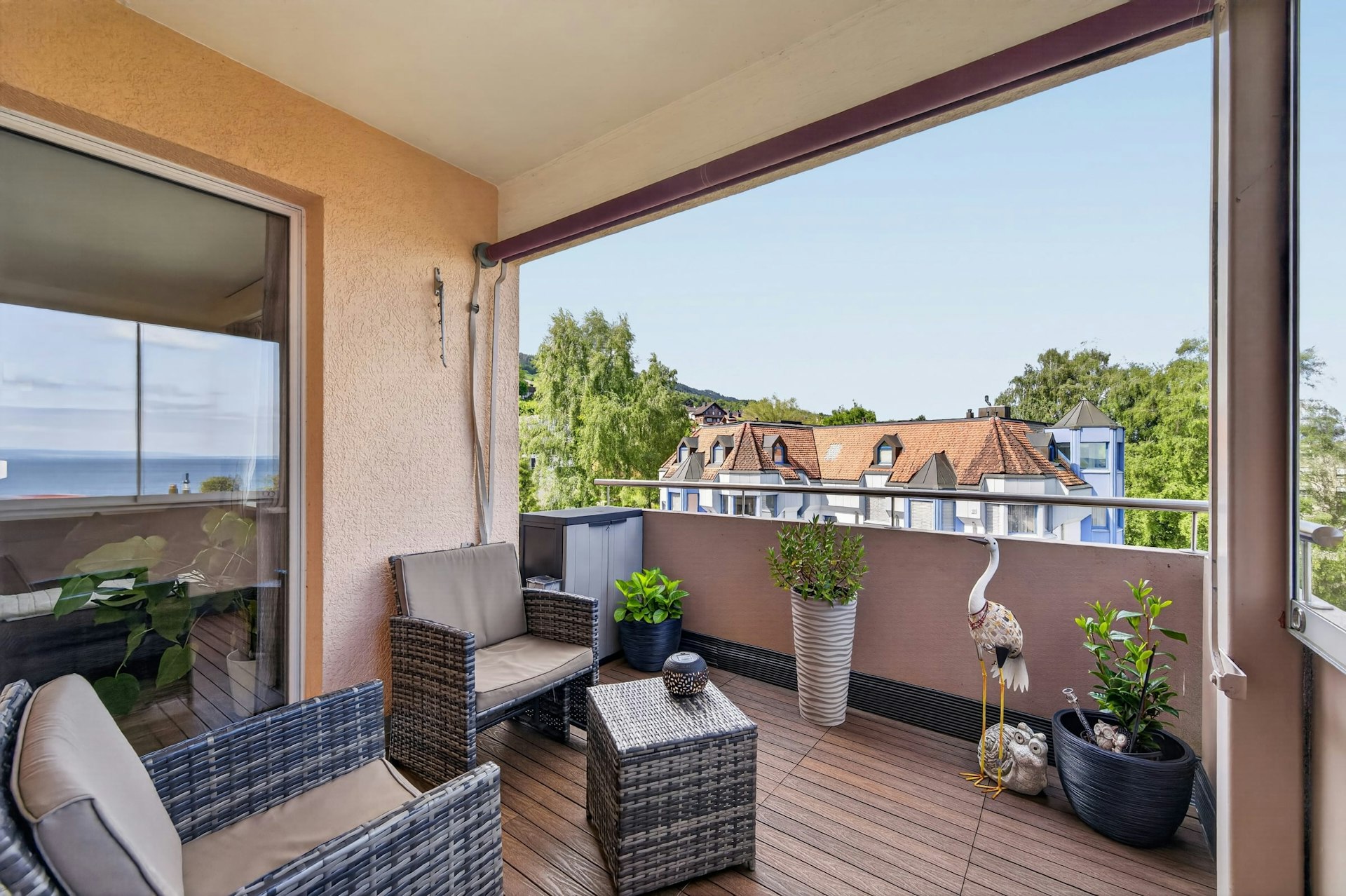 Balkon mit Sitzgruppe und Ausblick