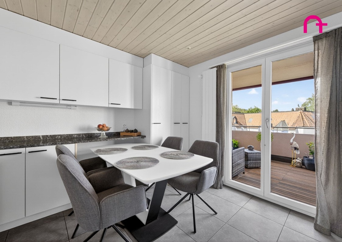 Moderne Küche mit Essbereich und Balkonzugang