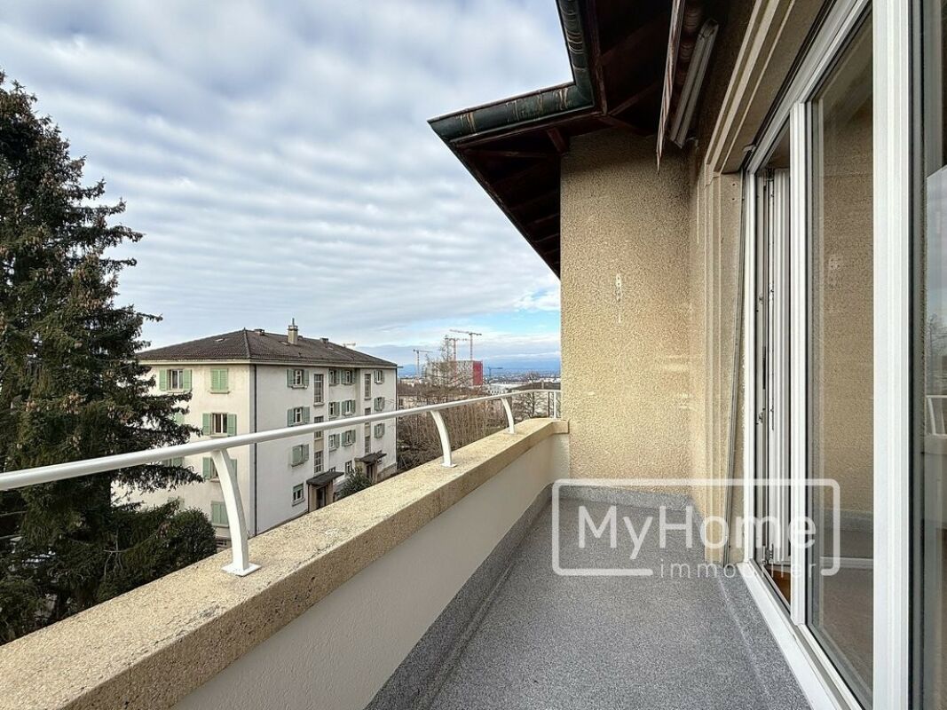 Balkon mit Ausblick auf Nachbargebäude