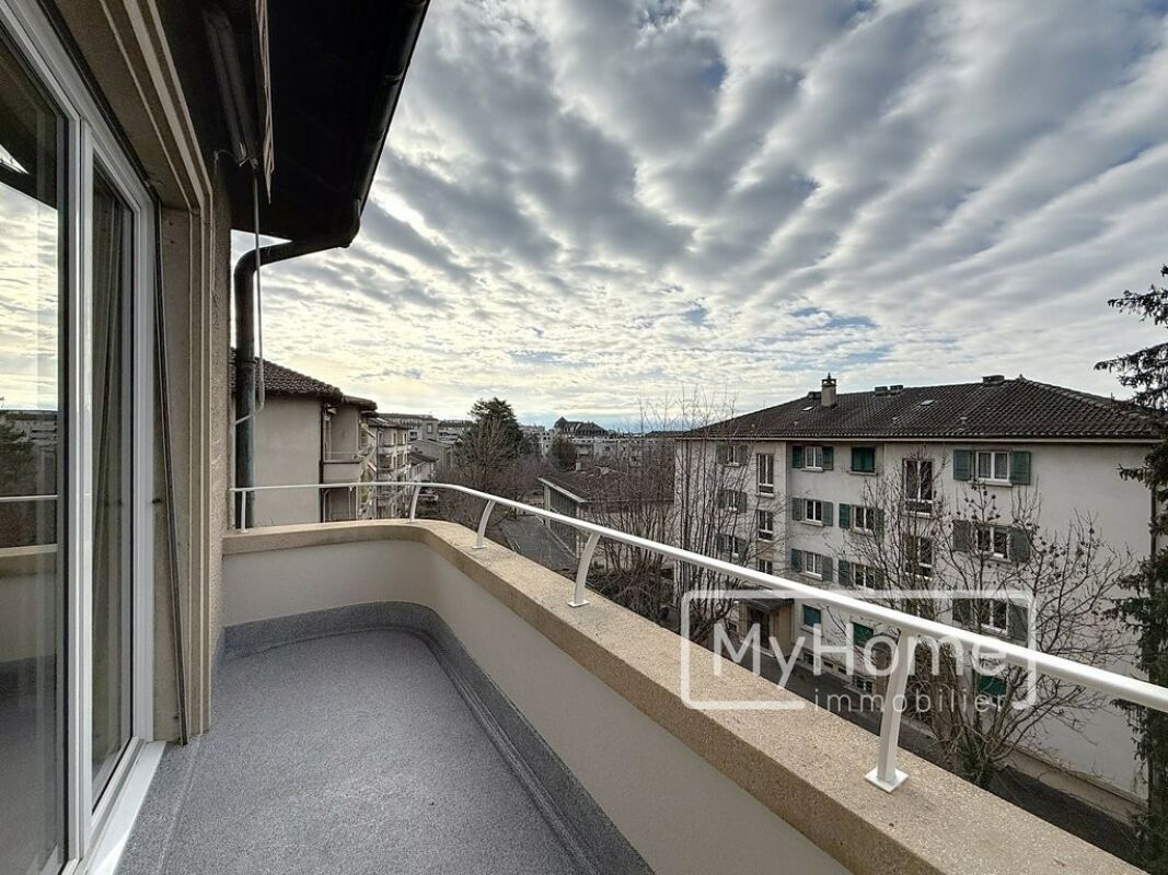 Balkon mit Ausblick auf Wohnhäuser
