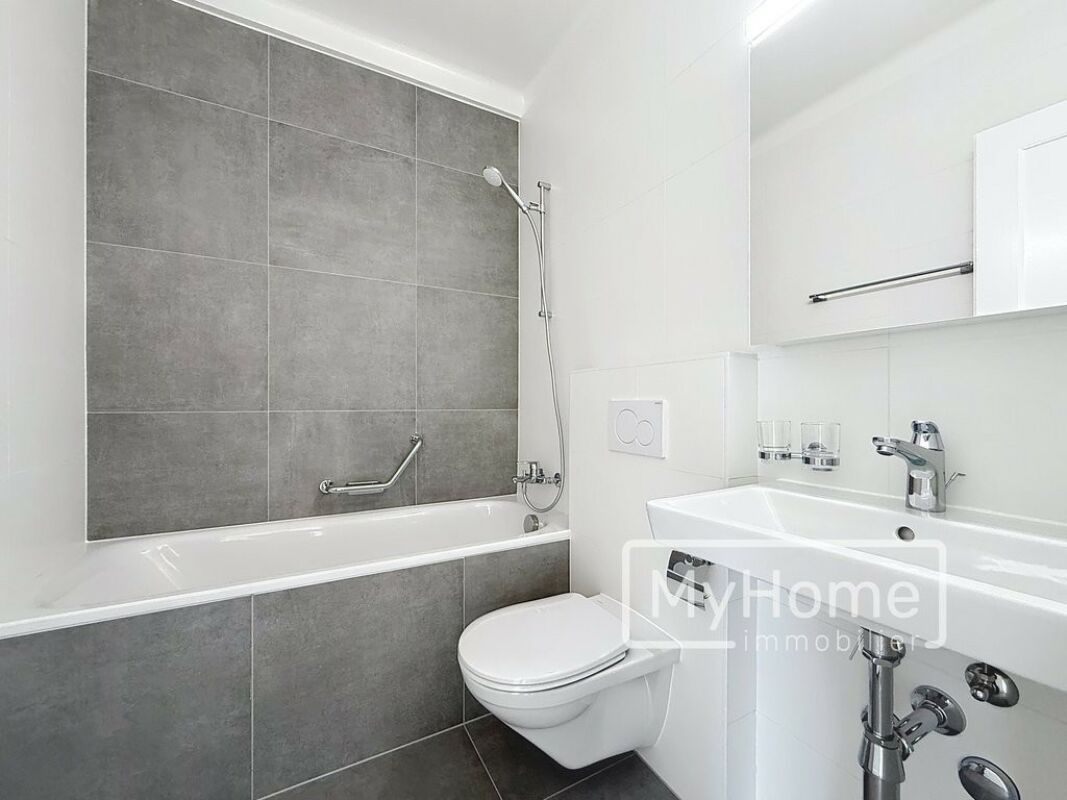 Modernes Badezimmer mit Badewanne und Wand-WC