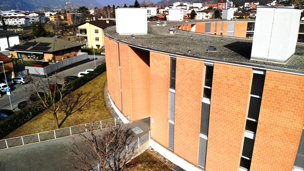 Modernes Mehrfamilienhaus von oben