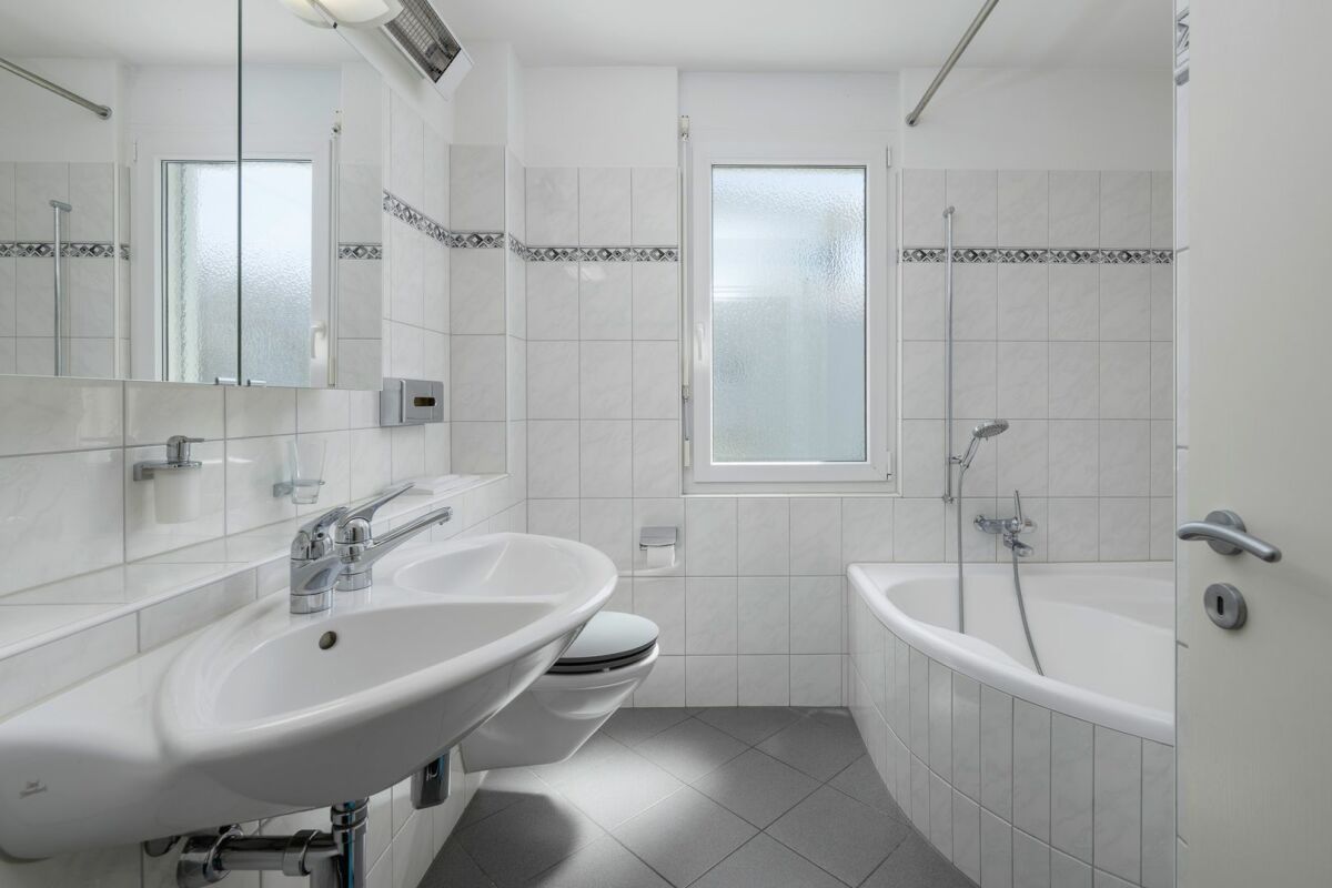 Modernes Badezimmer mit Badewanne und Waschtisch