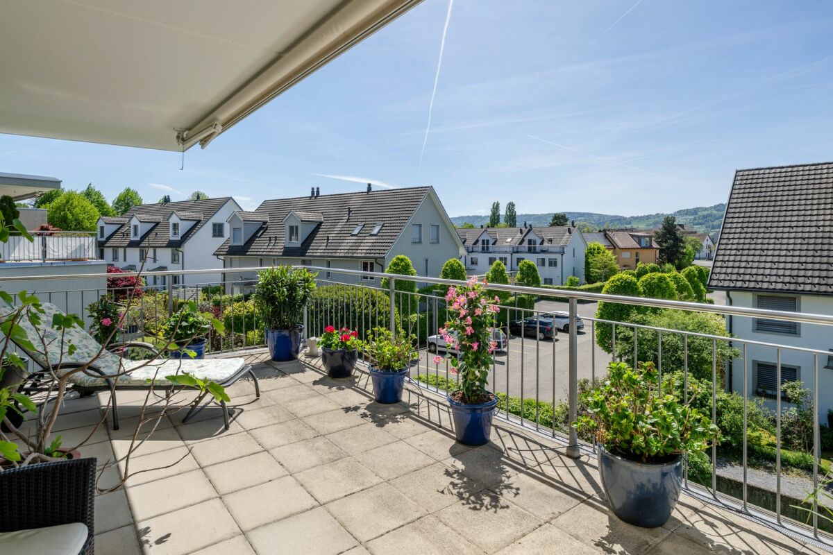 Balkon mit Blick auf Wohnsiedlung