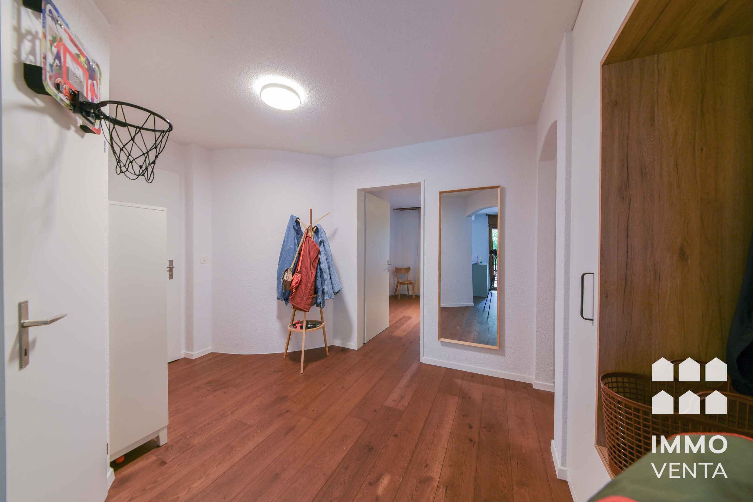 Heller Flur mit Holzfußboden