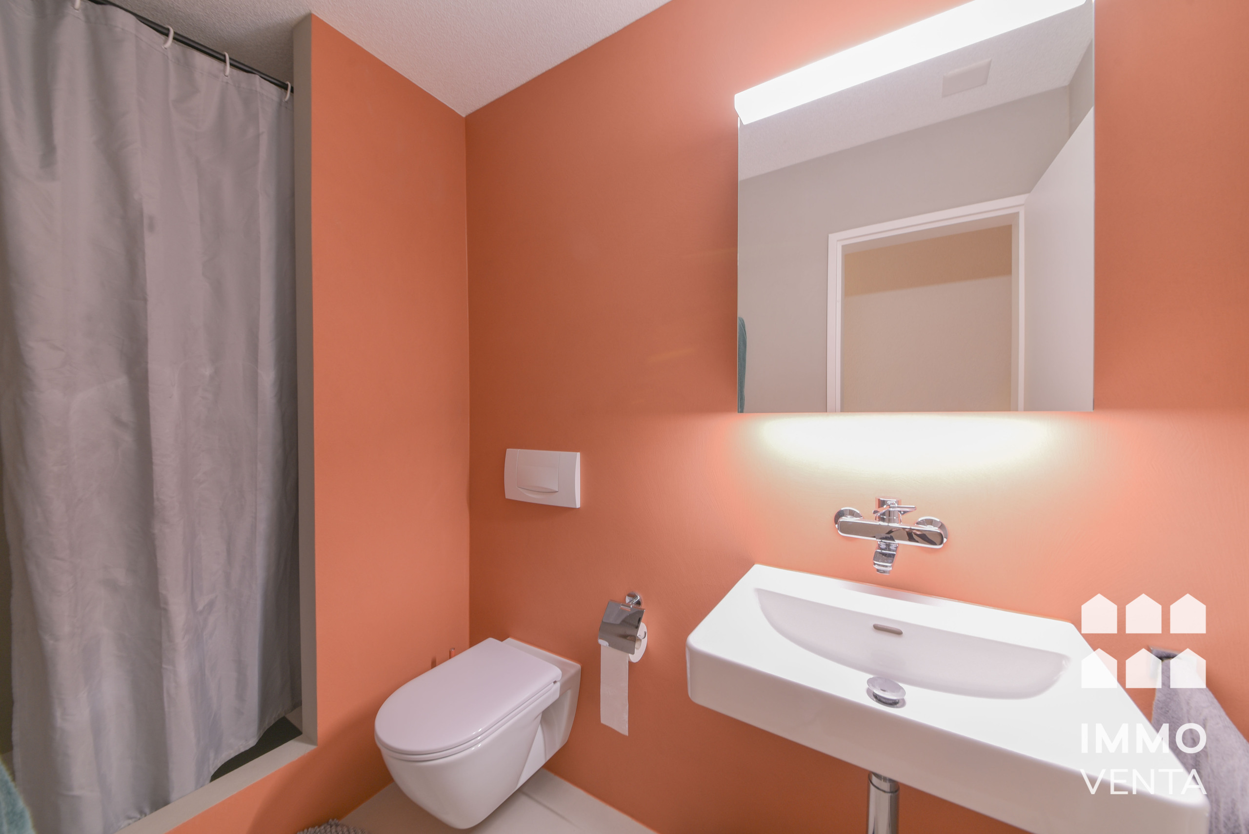Modernes Gäste-Badezimmer mit Waschbecken, WC und Dusche