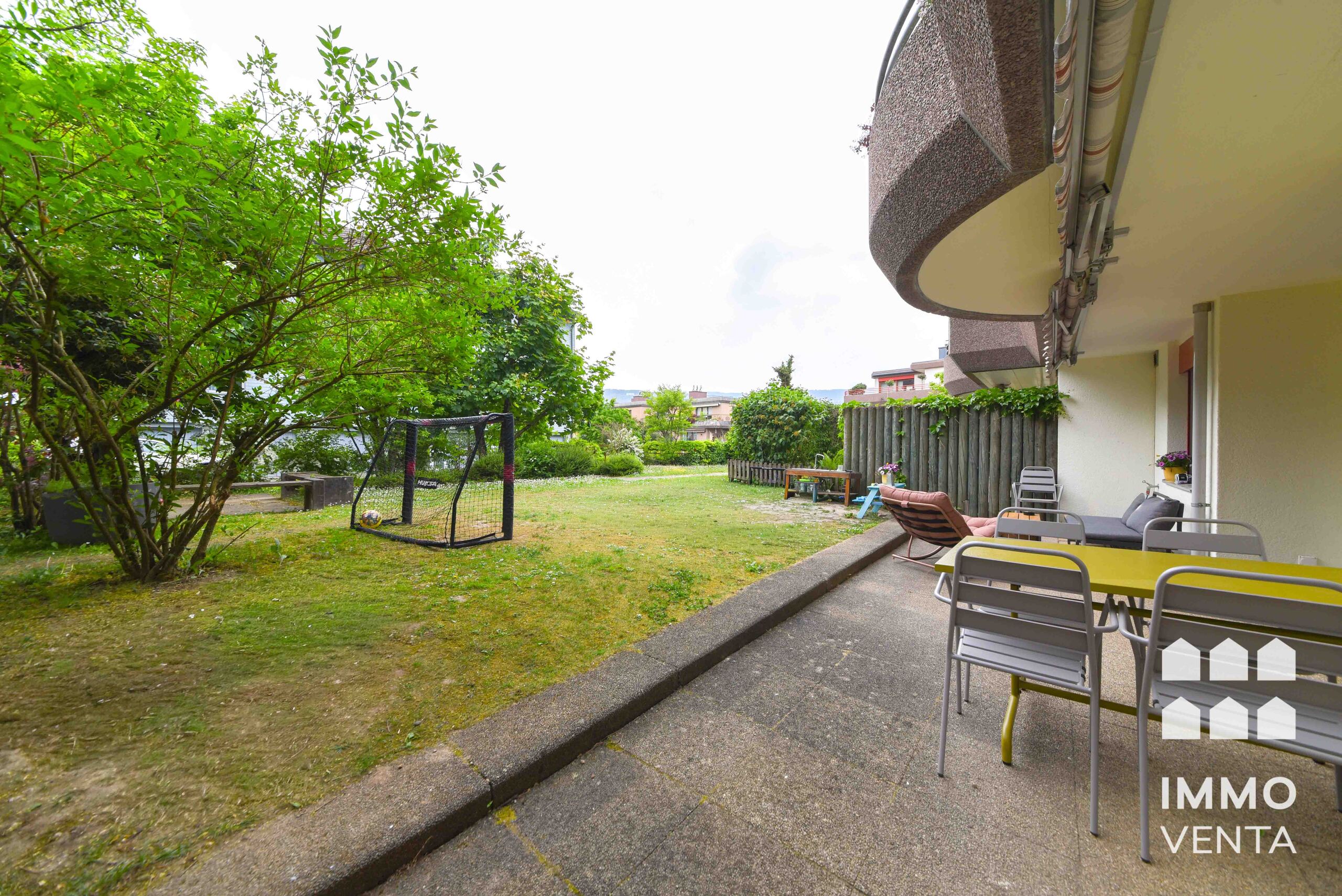 Terrasse mit Garten und Spielbereich