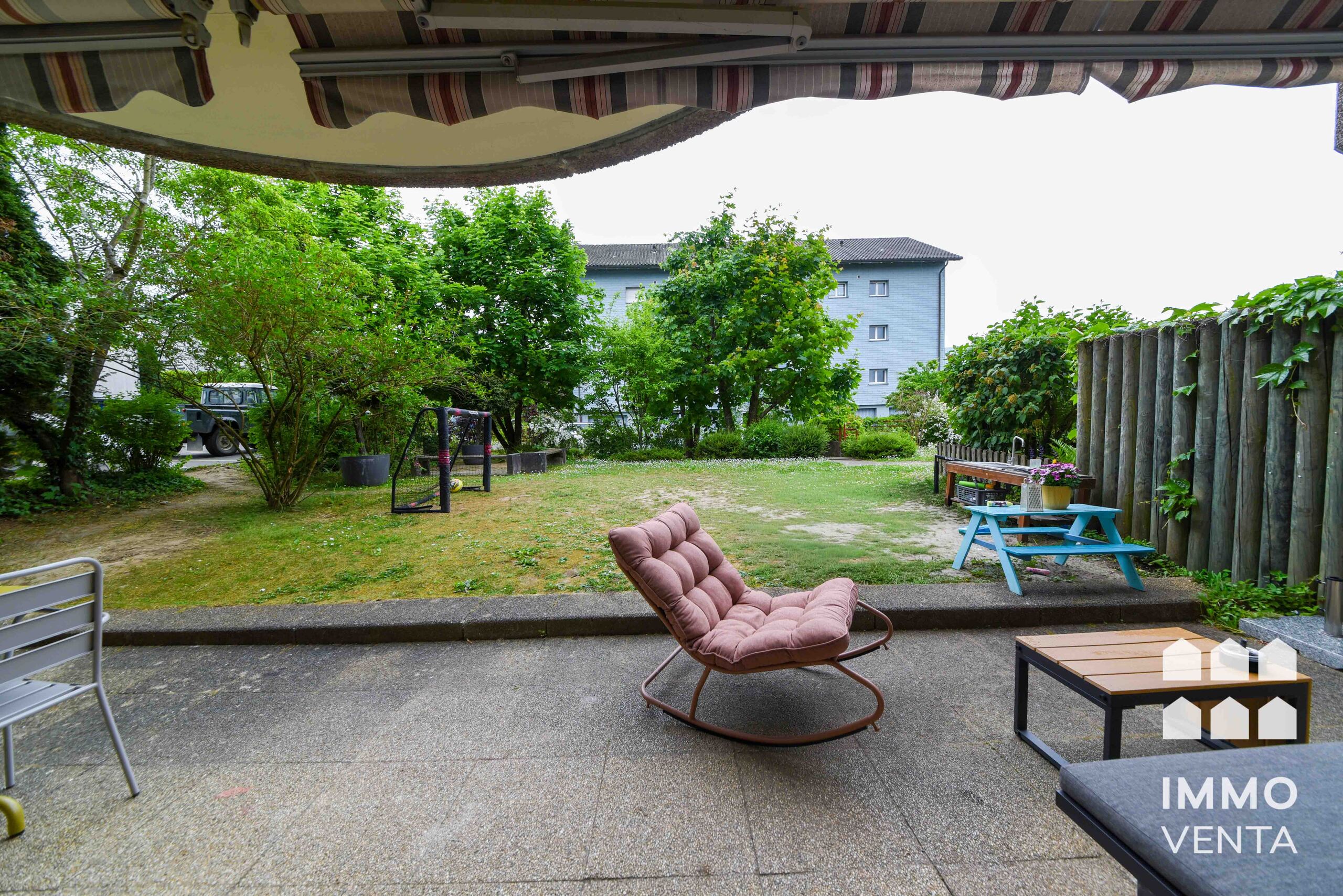 Garten- und Terrassenbereich mit Sitzmöbeln
