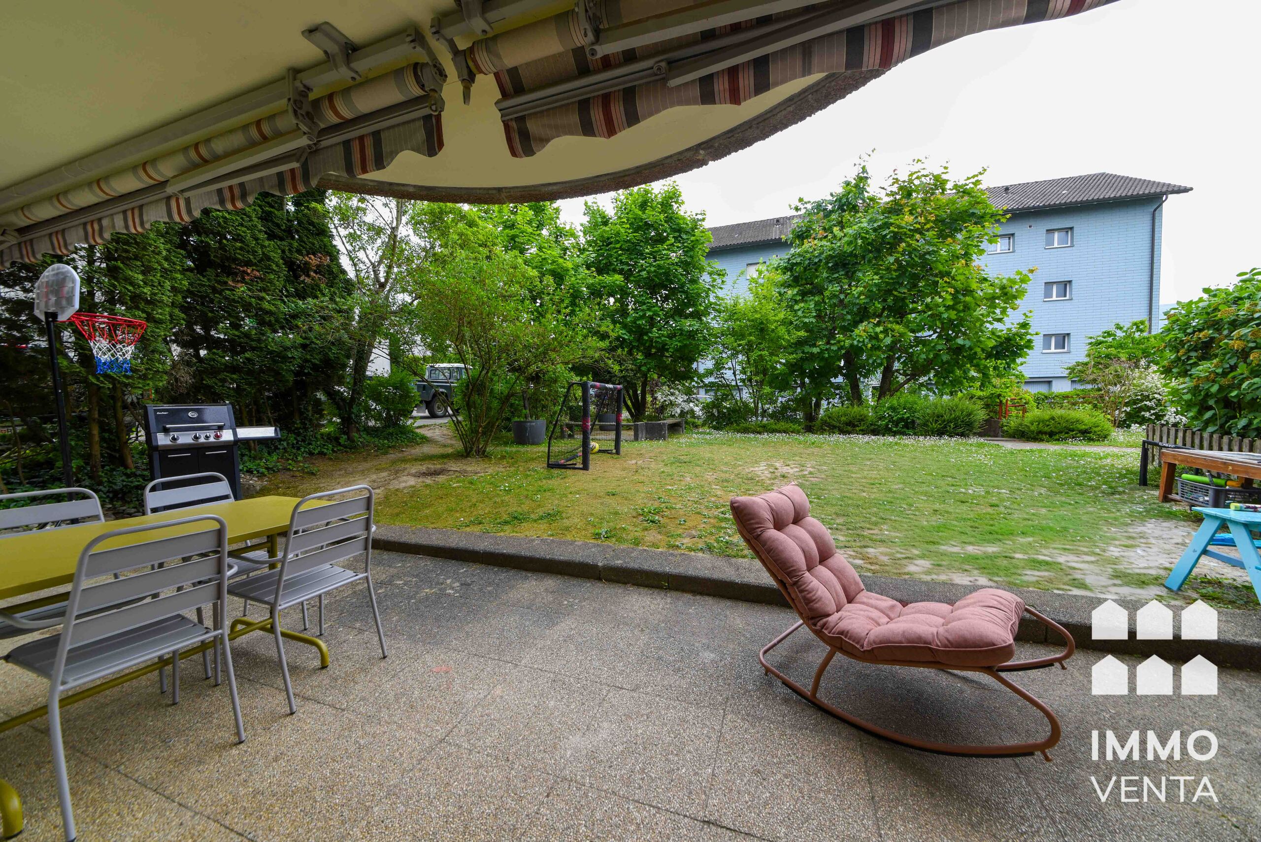 Garten- und Terrassenbereich mit Möbeln und Spielgeräten