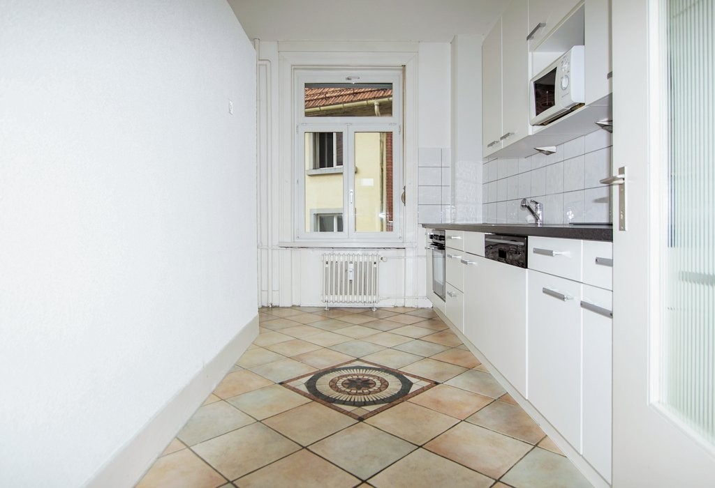 Schmale Küche mit Fenster