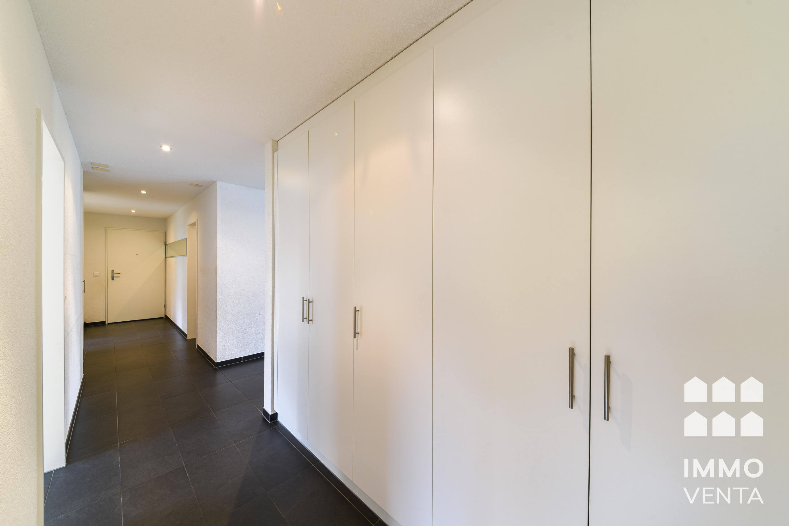 Heller Eingangsflur mit Einbauschrank
