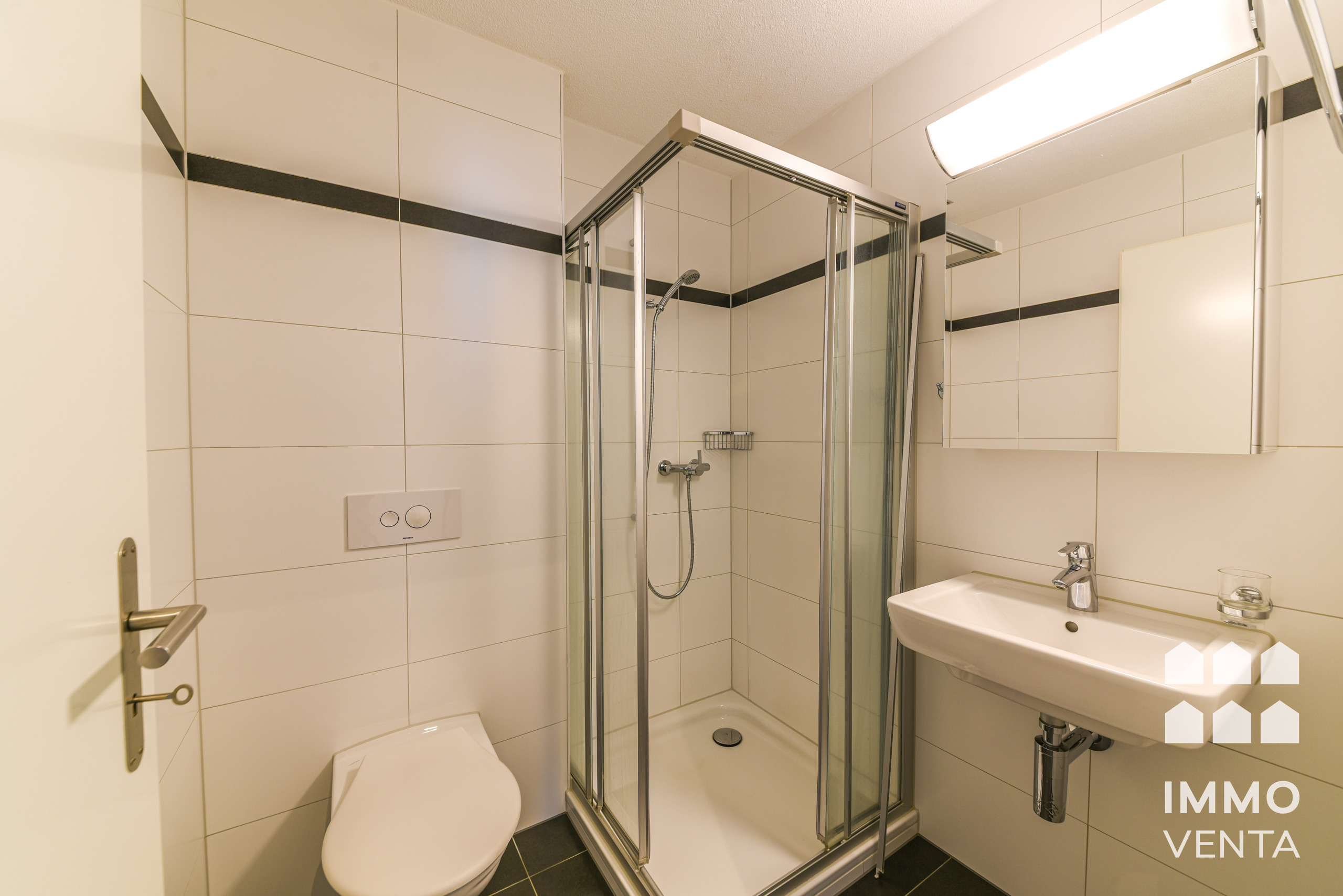 Modernes Badezimmer mit Dusche und WC