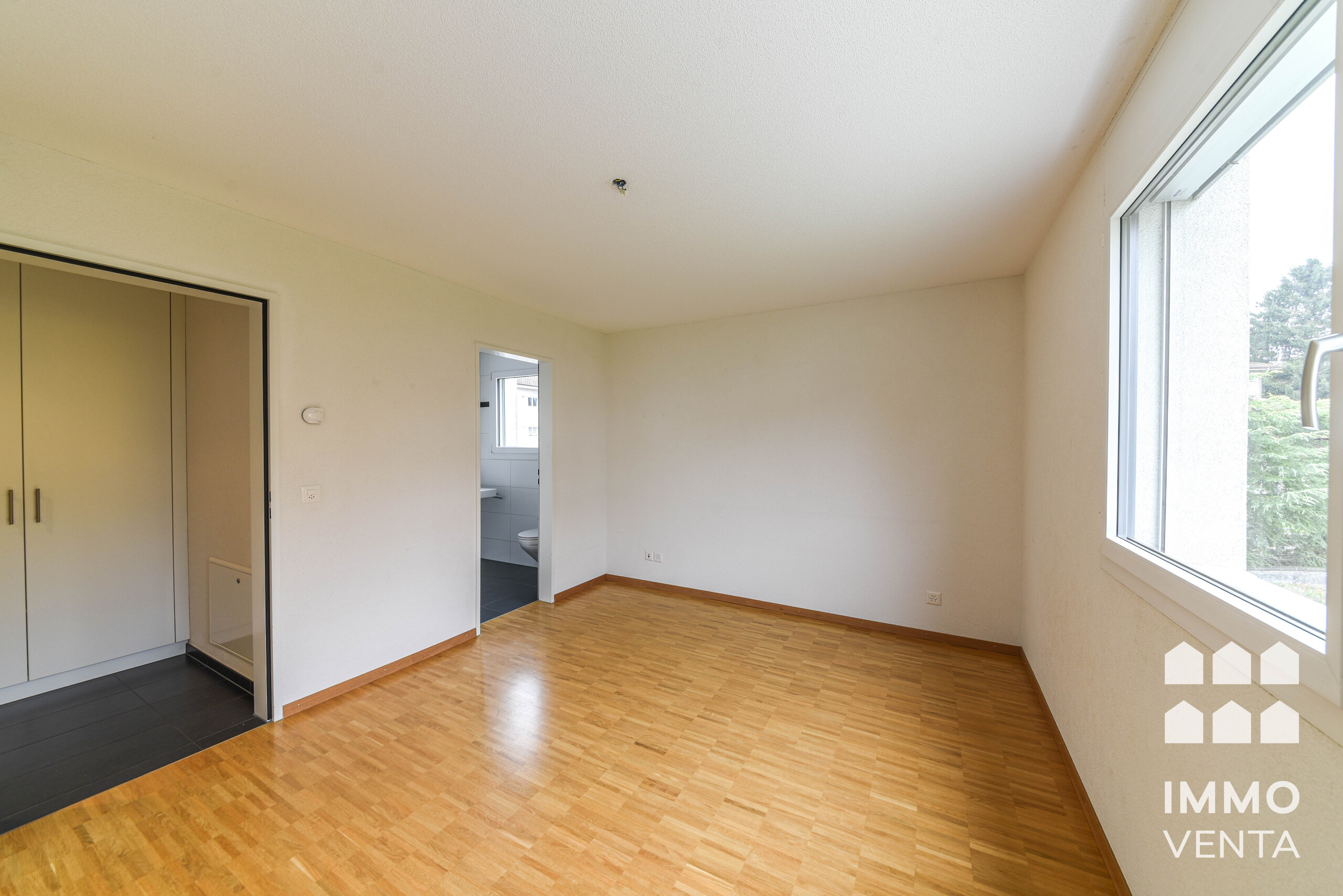 Leeres Schlafzimmer mit Parkettboden