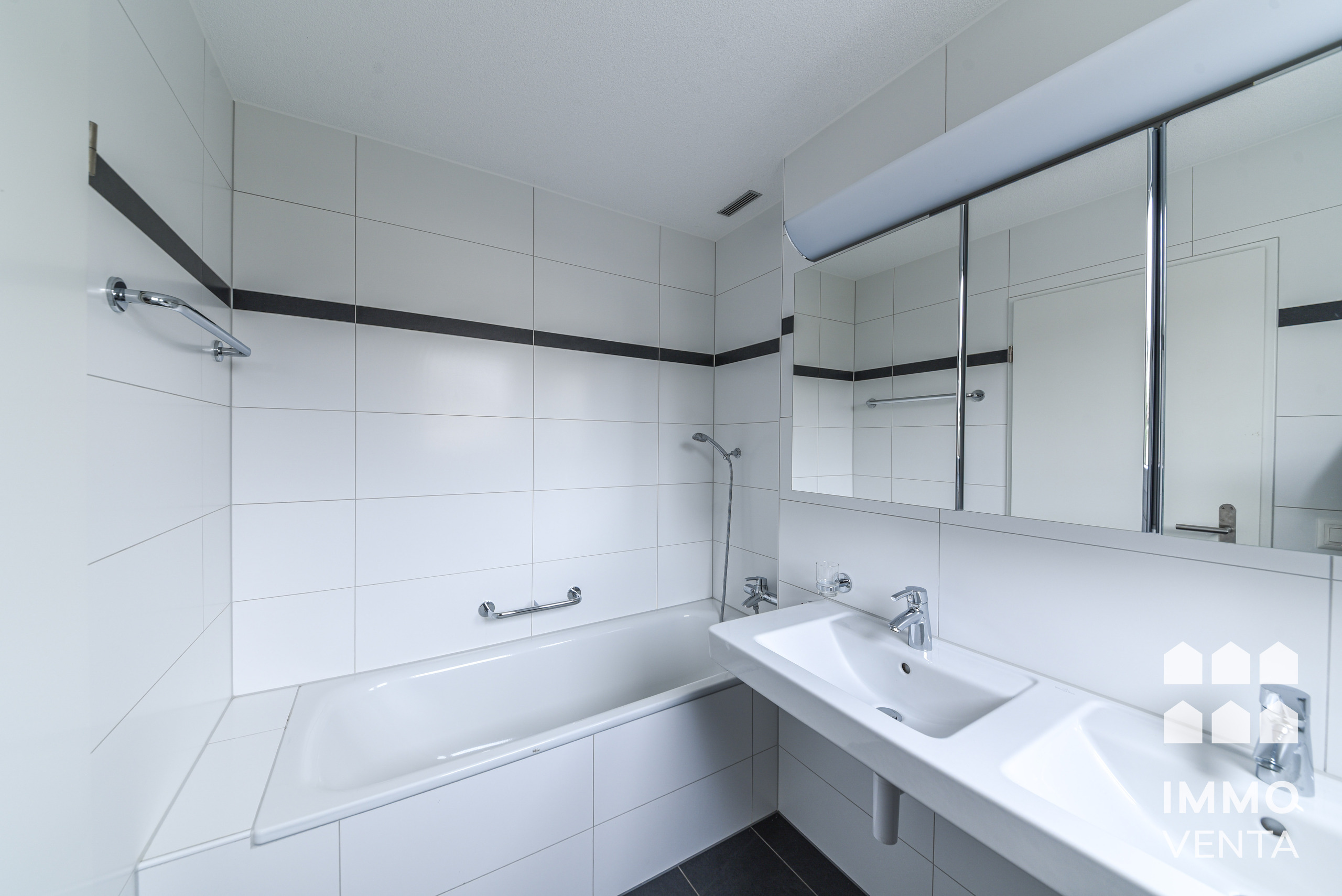 Modernes Badezimmer mit Badewanne und Waschtisch