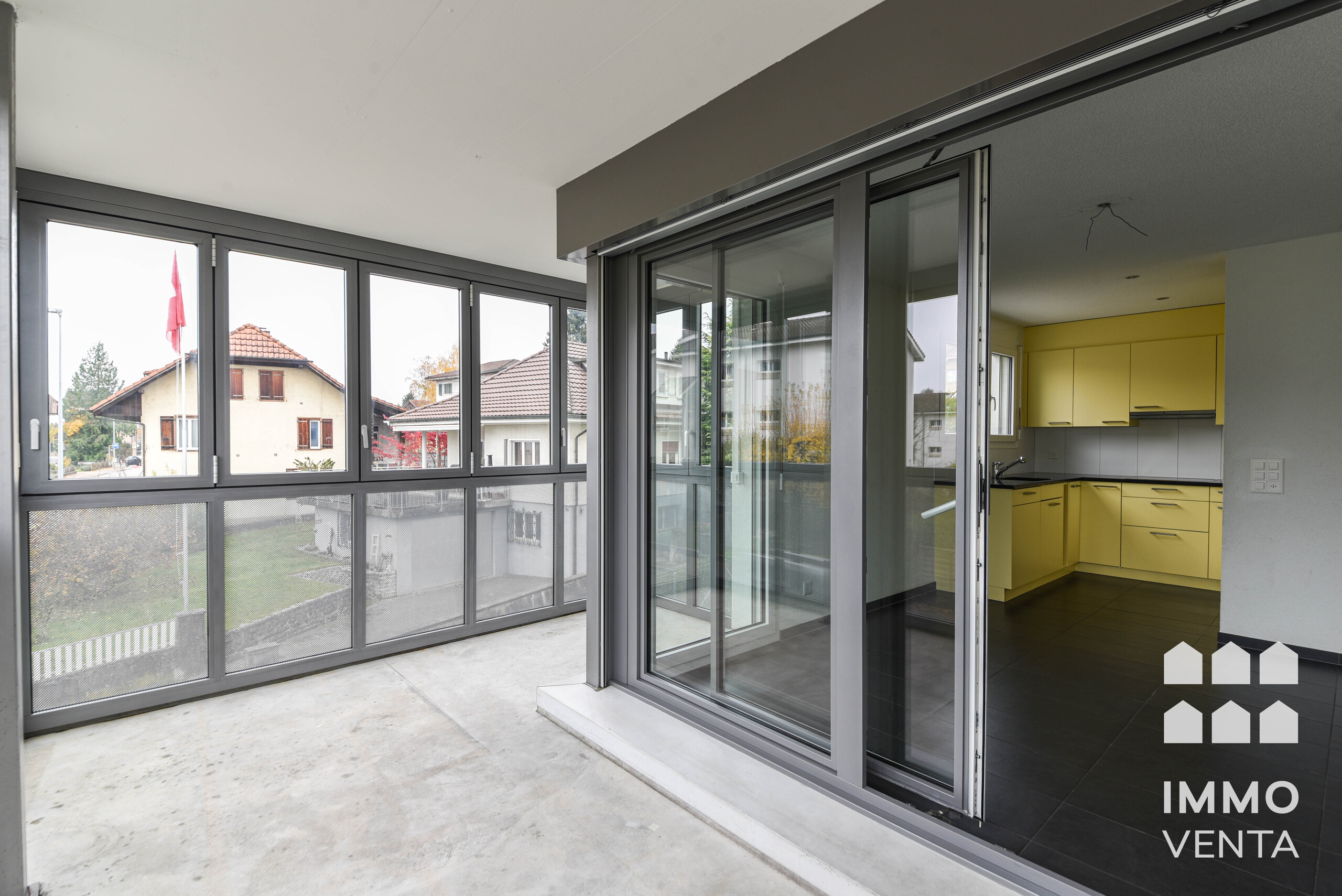 Balkon mit Blick in eine moderne Wohnung