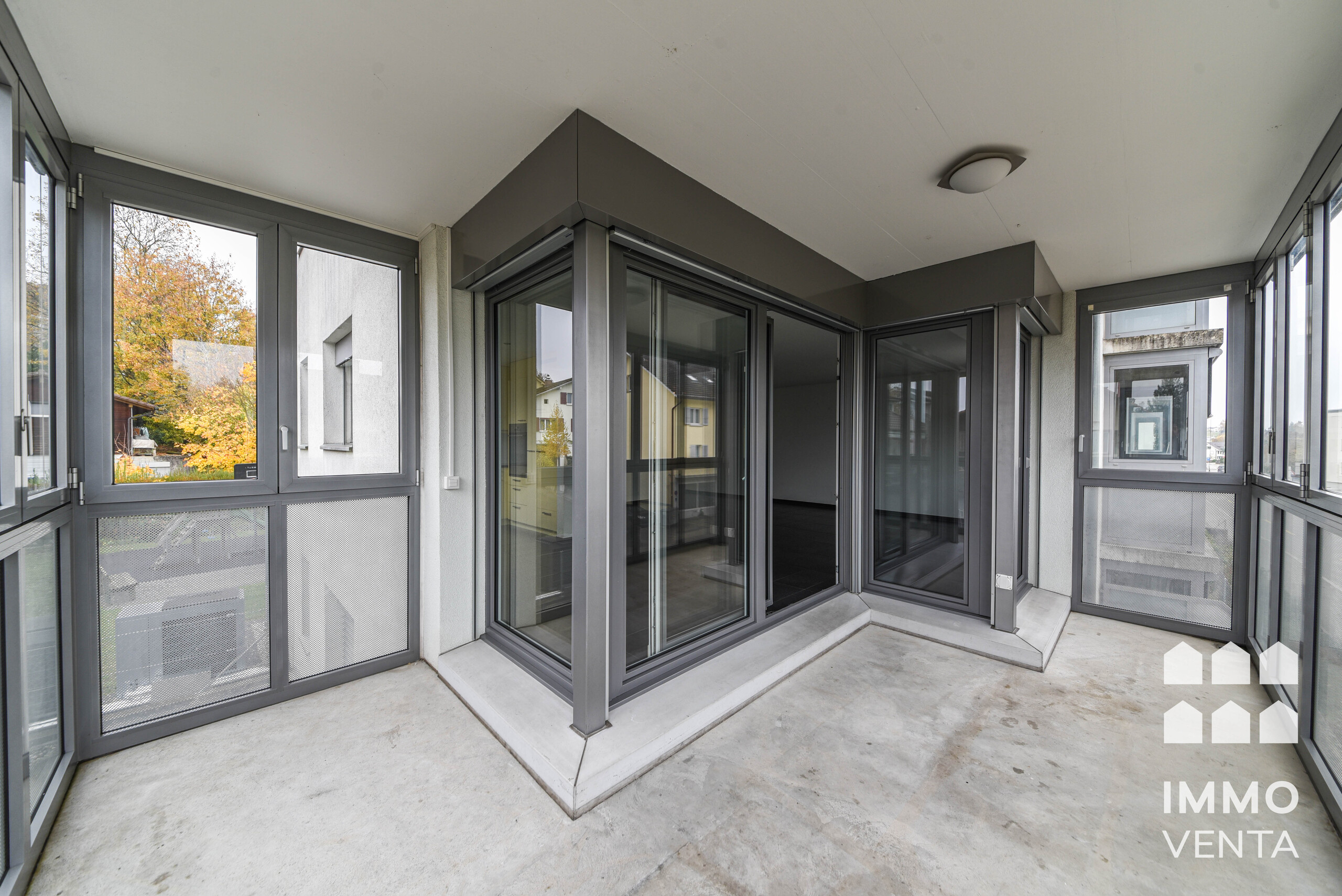 Verglaster Balkon mit grauen Rahmen