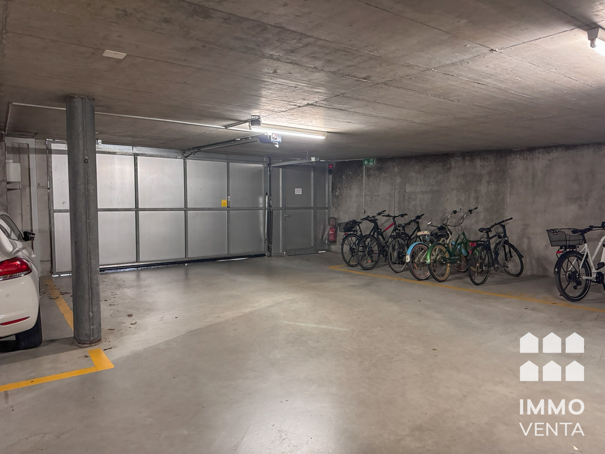 Tiefgarage mit abgestellten Fahrrädern