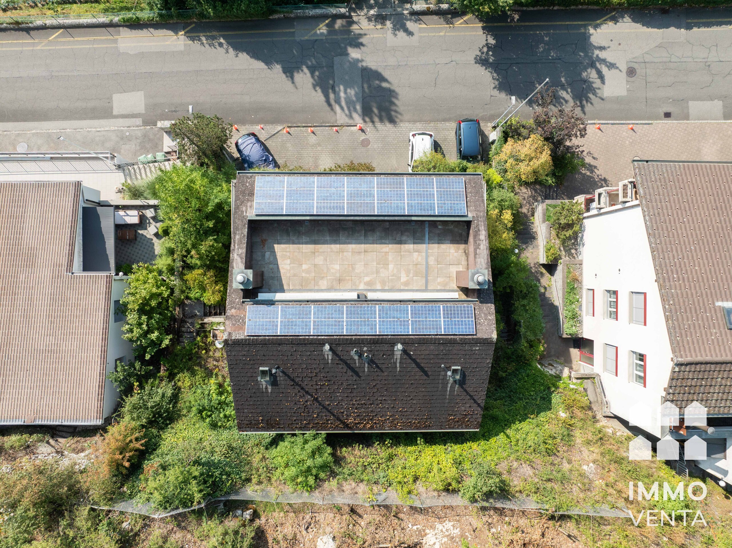 Luftaufnahme eines Hauses mit Solaranlage