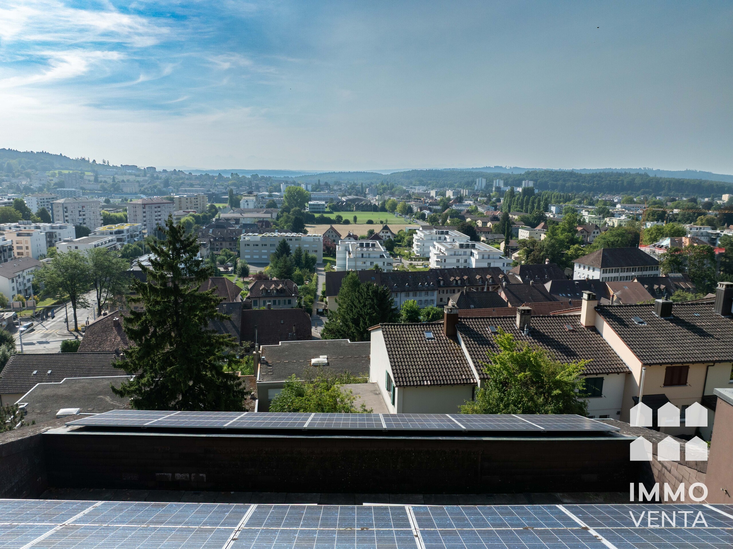 Stadtblick von einer erhöhten Terrasse mit Solardach
