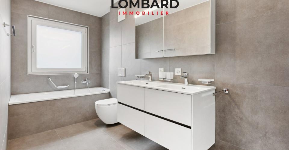 Modernes Badezimmer mit Badewanne und Waschtisch