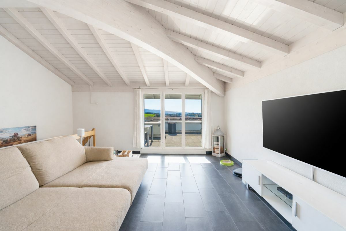 Helles Dachgeschoss-Wohnzimmer mit Blick zur Terrasse