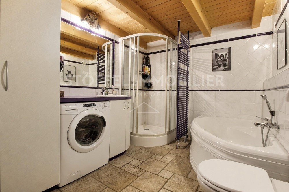 Badezimmer mit Runddusche und Badewanne