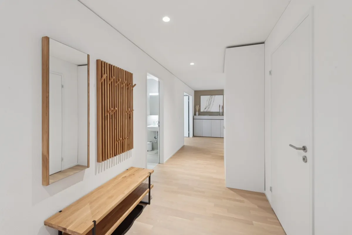 Heller moderner Flur mit Holzdetails