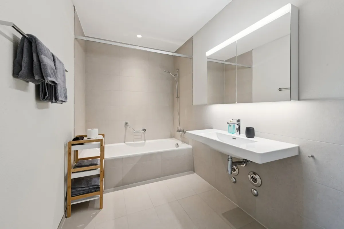 Modernes Badezimmer mit Badewanne und Waschtisch
