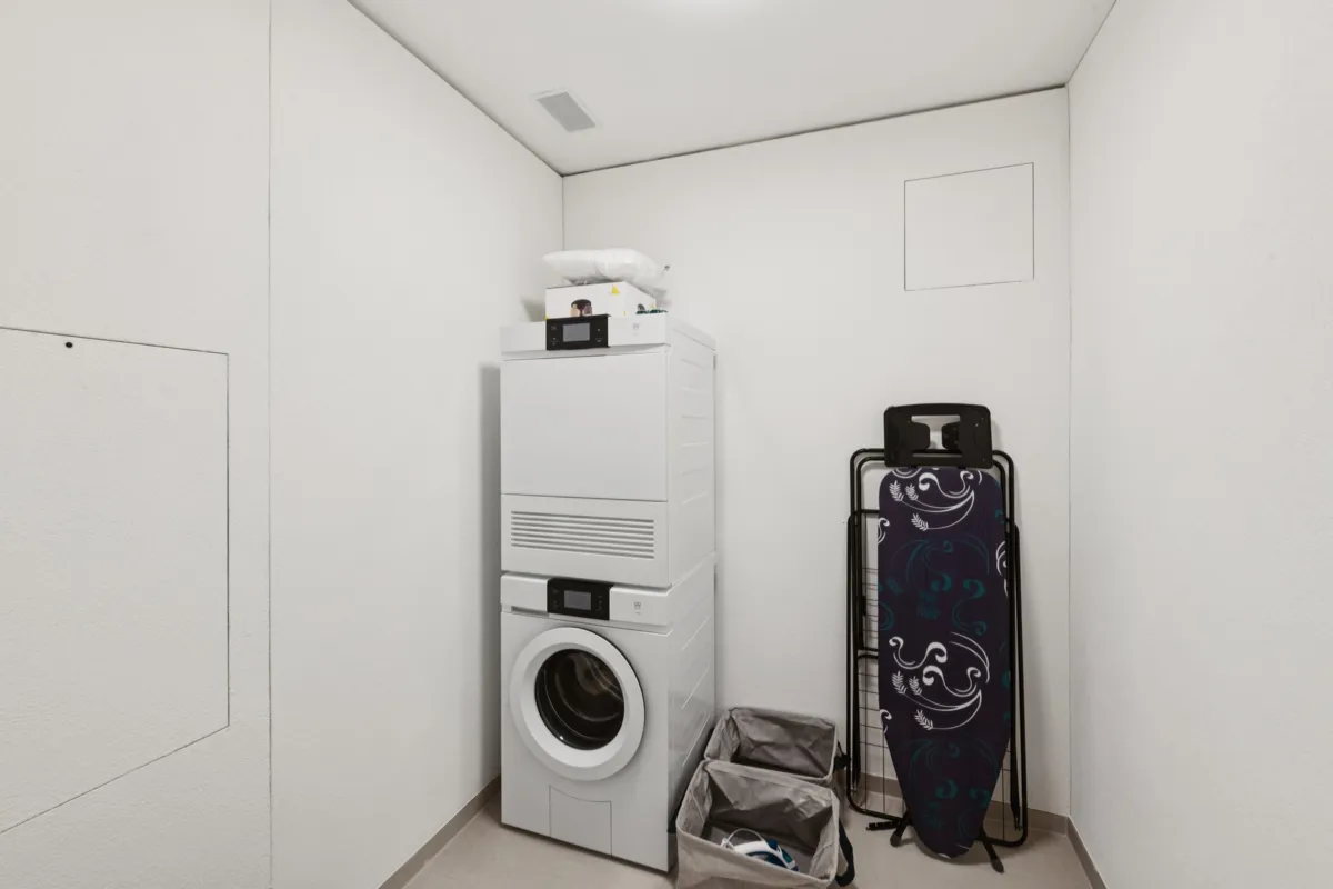 Hauswirtschaftsraum mit Waschmaschine und Trockner