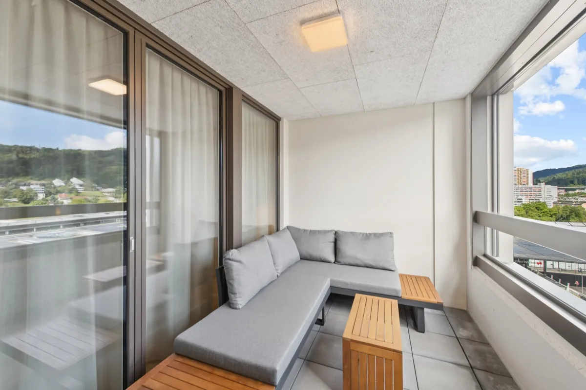 Überdachter Balkon mit Sitzgruppe und Ausblick
