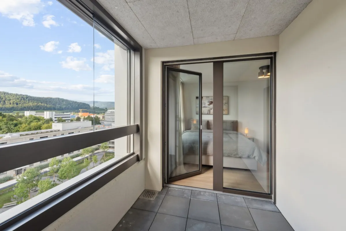 Balkon mit Weitblick und Blick ins Schlafzimmer