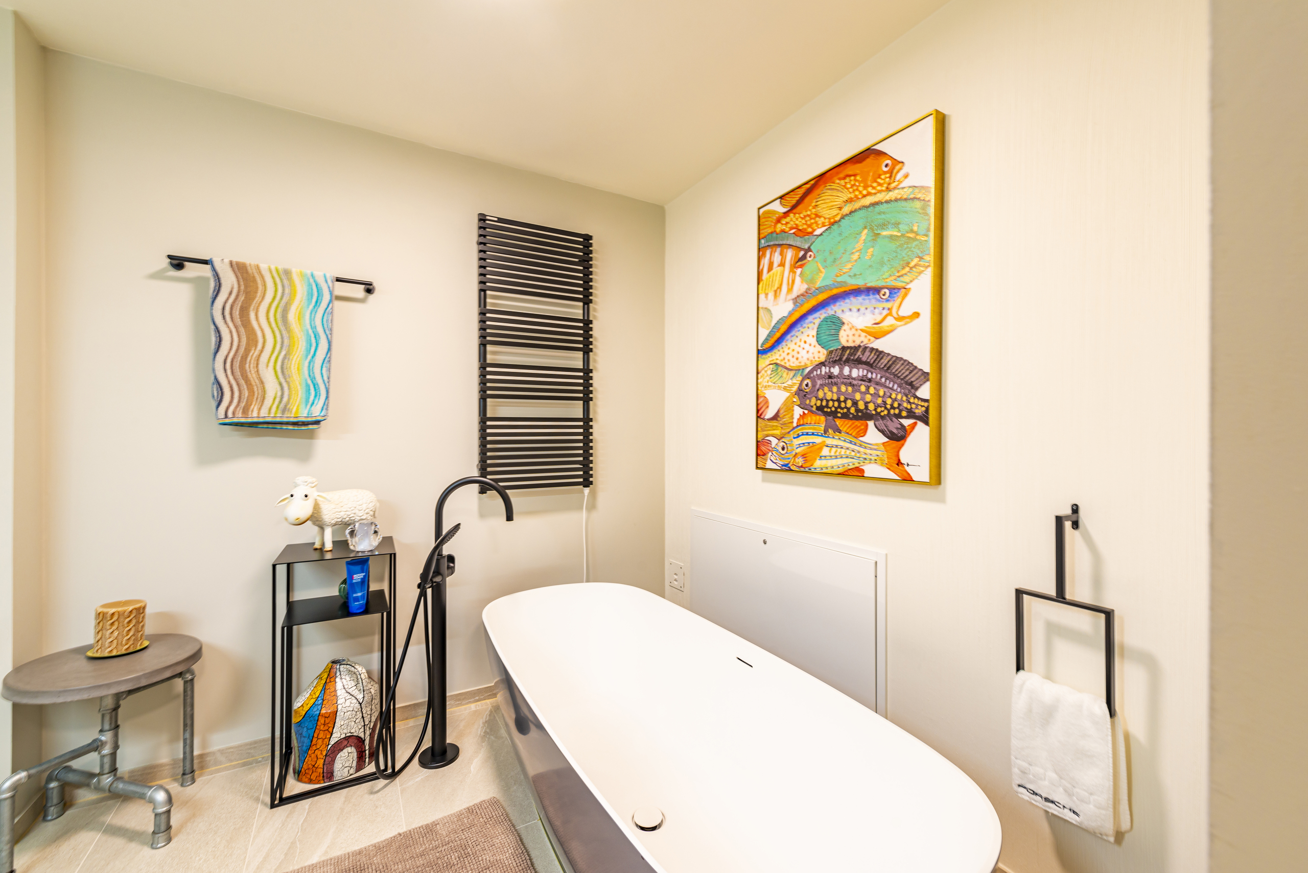 Modernes Badezimmer mit freistehender Wanne und Wandkunst