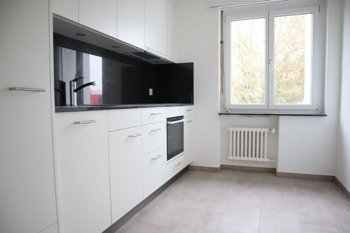 Helle, schlichte Küche mit Fenster