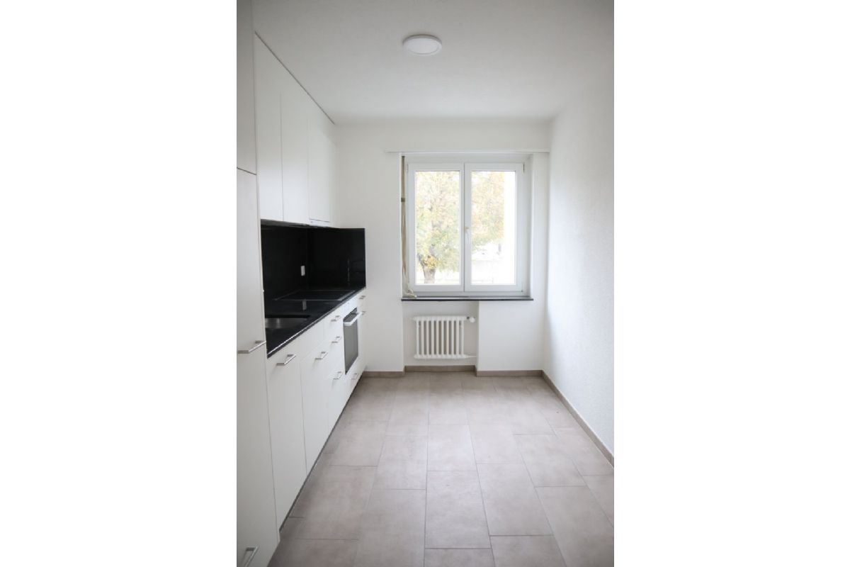Schmale Einbauküche mit Fenster
