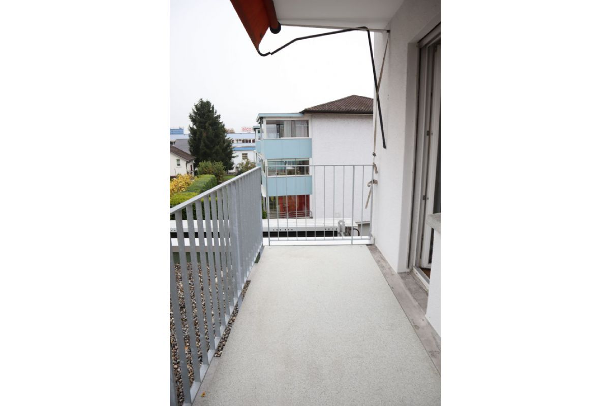 Balkon mit Ausblick auf Wohnhäuser