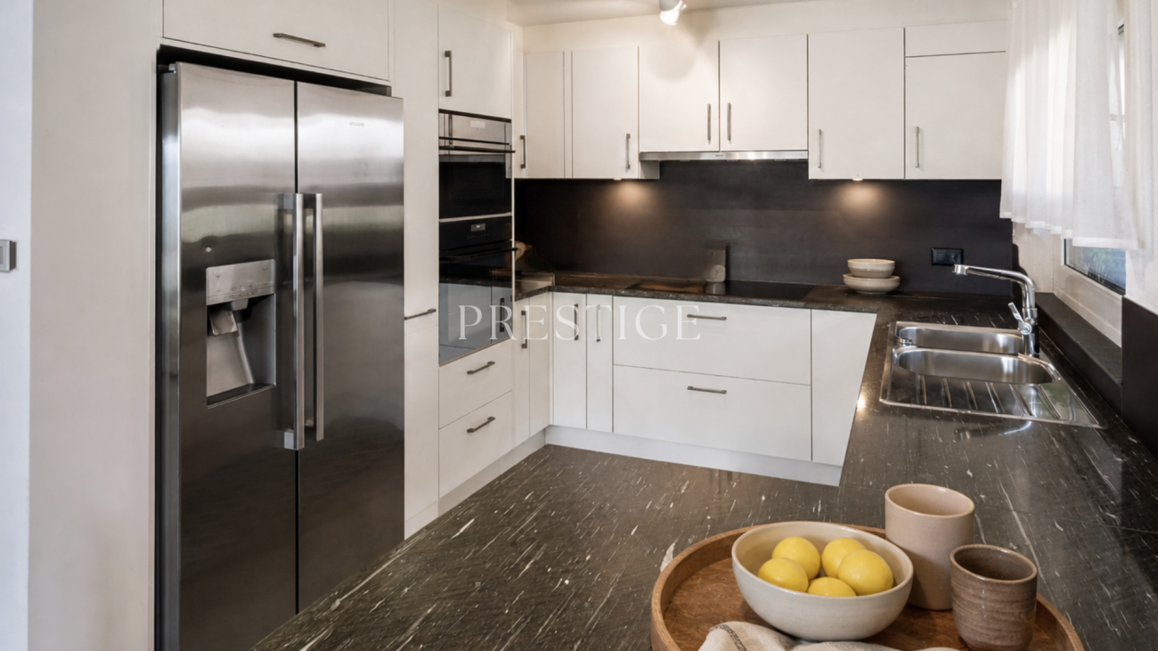 Moderne Einbauküche mit Edelstahlkühlschrank