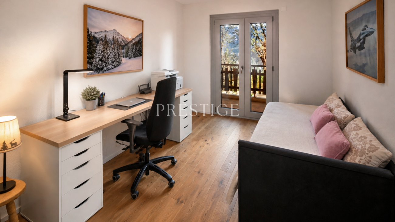 Helles Arbeitszimmer mit Schlafsofa